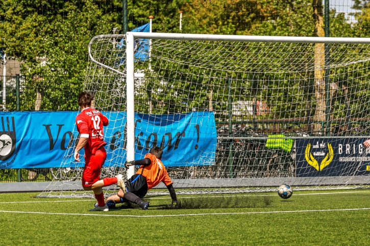 Levi Oudenaarden schiet de 0-1 binnen. Foto Don van der Meer