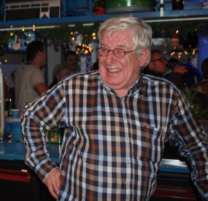 Gert achter de bar bij Rohda'76