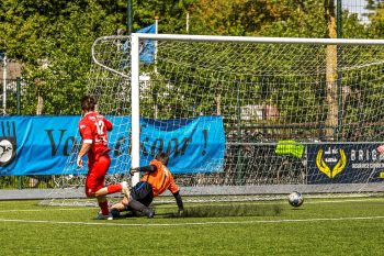 Levi Oudenaarden schiet de 0-1 binnen. Foto Don van der Meer